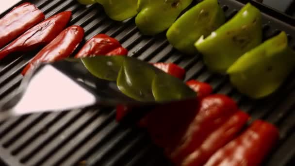 Jag lägger grönsakerna på grillen. Peppar och vit lök 4k cinematography video recept — Stockvideo