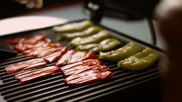 A grillen tárolom a zöldségeket. Paprika és fehér hagyma 4k operatőr videó recept — Stock videók