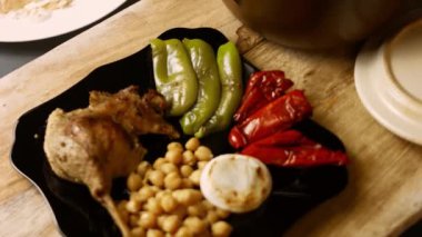 Sebzeleri ördek parçalarının ve nohutların üzerine koydum. Ördek buhar yapıyor ve çok iştah açıcı görünüyor..