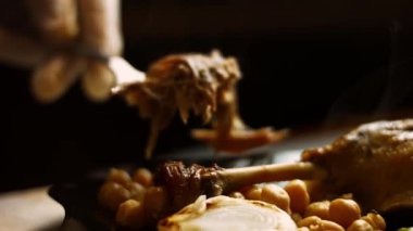 Nohut ve sebzeli ördek eti tadı alıyorum. Ördek buhar yapıyor ve çok iştah açıcı görünüyor..