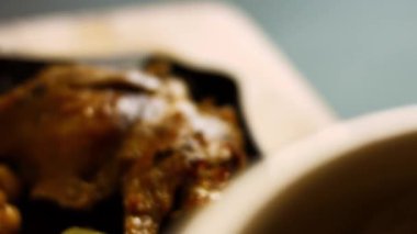 Nohut ve sebzeli ördek eti tadı alıyorum. Ördek buhar yapıyor ve çok iştah açıcı görünüyor..