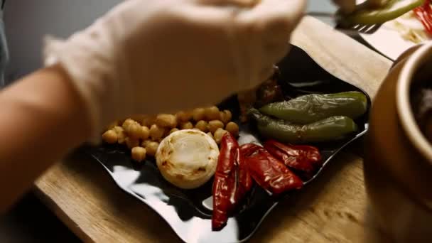 Jag lägger grönsakerna över ankbitarna och kikärtorna. Ankan ger ånga och ser väldigt aptitlig ut. — Stockvideo