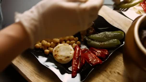 Coloquei os vegetais sobre os pedaços de pato e grão de bico. O pato dá vapor e parece muito apetitoso. — Vídeo de Stock