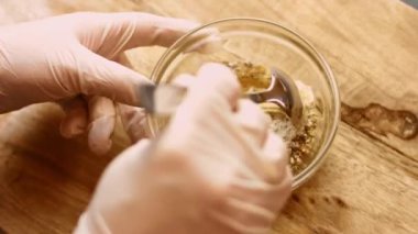 Malzeme karışımı, karabiber, hardal ve kıymalı sarımsak. 4k görüntü görüntü tarifi