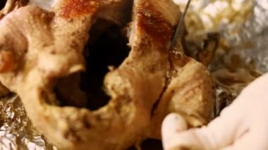 Ördeği birkaç parça halinde pişiriyorum. Ördek buhar yapıyor ve çok iştah açıcı görünüyor.