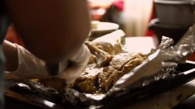 Ördeği birkaç parça halinde pişiriyorum. Ördek buhar yapıyor ve çok iştah açıcı görünüyor.
