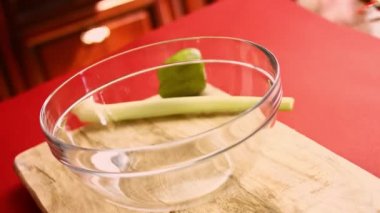 Karıştırıcı yumurta, şeker ve tuzu karıştırır. Karıştırıcıyla hamuru çırpıyor. Evde hamur pişirmek un, tuz ve yumurtadan nasıl hamur yapılacağı konusunda talimatlar almak.