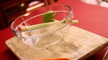 Karıştırıcı yumurta, şeker ve tuzu karıştırır. Karıştırıcıyla hamuru çırpıyor. Evde hamur pişirmek un, tuz ve yumurtadan nasıl hamur yapılacağı konusunda talimatlar almak.