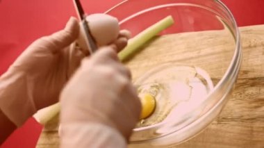 Karıştırıcı yumurta, şeker ve tuzu karıştırır. Karıştırıcıyla hamuru çırpıyor. Evde hamur pişirmek un, tuz ve yumurtadan nasıl hamur yapılacağı konusunda talimatlar almak.