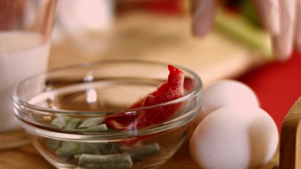 Blandarmixer slår att blanda ägg, socker och salt. Slå degen med en visp av en mixer. Göra bakdeg hemma Instruktioner om hur man gör deg av mjöl, salt och ägg Matlagningsrecept steg 4 — Stockvideo