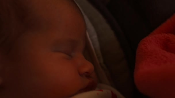 Bebeklik, çocukluk, gelişme, tıp ve sağlık konsepti - anne aşçı — Stok video