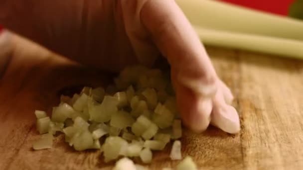 Chef schneidet Sellerie-Gemüse auf Holzbrett. Nahaufnahme auf Händen. 4k Kinematographie Rezept — Stockvideo