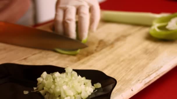 Close view mans χέρι κοπής πράσινο φρέσκο πιπέρι με κοφτερό μαχαίρι. Ο σεφ κόβει πράσινη γλυκιά πάπρικα. Υγιεινής έννοια τροφίμων. Προετοιμασία λαχανικών για σαλάτα. Υψηλής ποιότητας βίντεο 4k. — Αρχείο Βίντεο