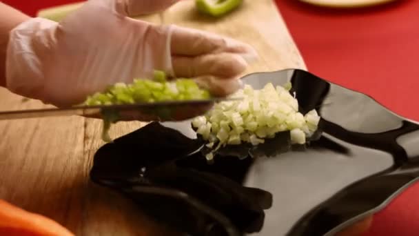 Острым ножом нарезать зеленый свежий перец. Шеф режет зеленую сладкую паприку. Концепция здорового питания. Подготовка овощей к салату. Высококачественное 4k видео. — стоковое видео