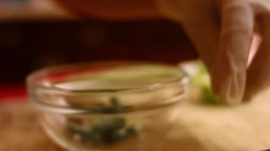 Kadın elleri piattoni kesiyor. Donmuş yeşil fasulye yakından geliyor. 4k sinematografi videosu