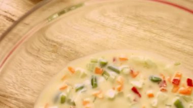 Omleti sebzelerle karıştır. 4k görüntü görüntü tarifi