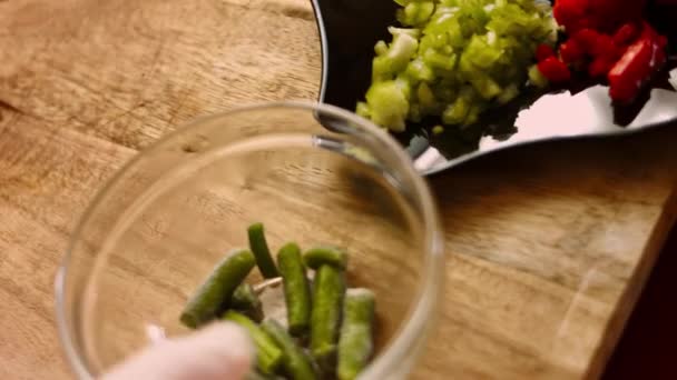 Mãos femininas cortando piattoni grãos verdes congelados fechar. 4k cinematrografia de vídeo — Vídeo de Stock