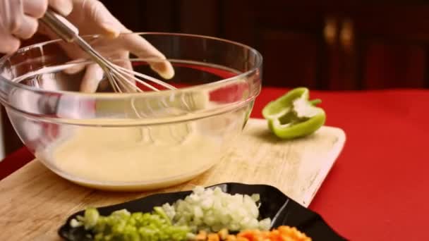 Mezclar la tortilla con las verduras. 4k cinematografía video receta — Vídeos de Stock