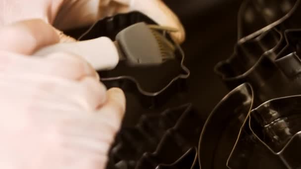 Escovar cortadores de biscoitos com óleo. 4k cinematografia receita de vídeo — Vídeo de Stock