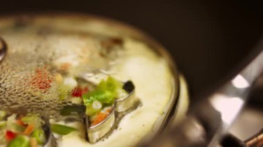 Sebzeli sahanda yumurta ve kurabiye keskisi. 4k görüntü görüntü tarifi