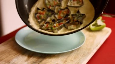 Sebzeli yumurtaları kurabiye kalıbına dök. 4k görüntü görüntü tarifi