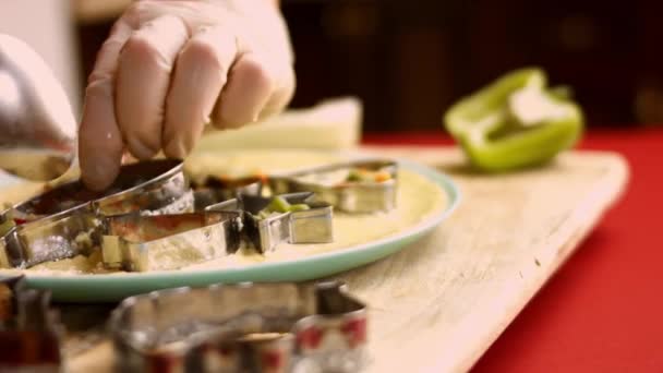 Ovos com legumes em cortadores de biscoitos. 4k cinematografia receita de vídeo — Vídeo de Stock