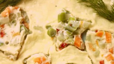 Sebzeli yumurta ve kurabiye keskisi. 4k görüntü görüntü tarifi