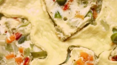 Sebzeli yumurta ve kurabiye keskisi. 4k görüntü görüntü tarifi