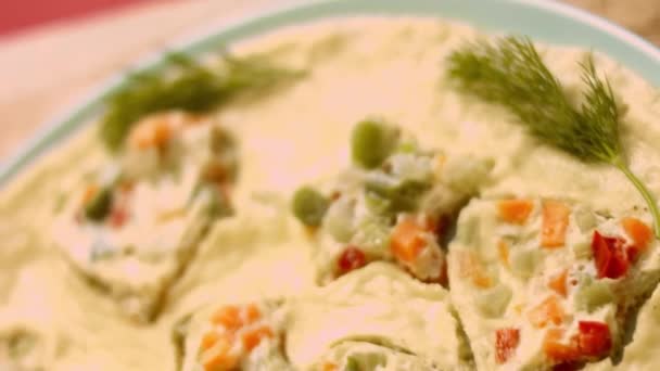Vejce se zeleninou do řezaček na sušenky. 4k kinematografie video recept — Stock video