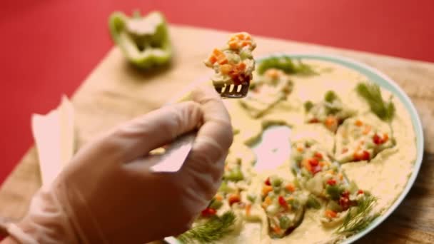 Decustación Huevos con verduras en cortadores de galletas. 4k cinematografía video receta — Vídeos de Stock