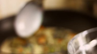 Sebzeli yumurtaları kurabiye kalıbına çevir. 4k görüntü görüntü tarifi