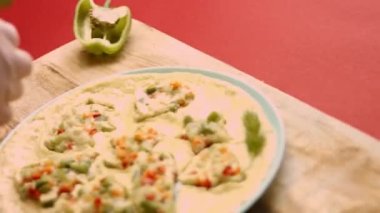 Sebzeli yumurta ve kurabiye keskisi. 4k görüntü görüntü tarifi