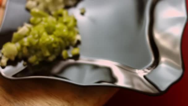 El chef corta zanahorias para ensalada con un cuchillo afilado. chef masculino prepara ensalada en la cocina en casa. Cocinar una deliciosa comida en la cocina del restaurante. Preparación de ingredientes. Comida saludable todos los días — Vídeo de stock