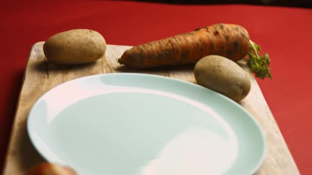 El cocinero pela las patatas en un ambiente muy agradable. 4k cinematografía video receta — Vídeos de Stock