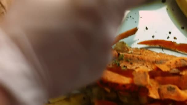 料理人は非常に快適な雰囲気の中でニンジンを皮をむきます。4k撮影ビデオレシピ — ストック動画