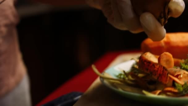 Kocken skalar moroten i en behaglig atmosfär. 4k kinematografi video recept — Stockvideo