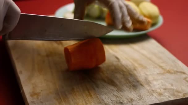 Кухар розрізав моркву в дуже приємній атмосфері. 4k відеорецепт кінематографії — стокове відео