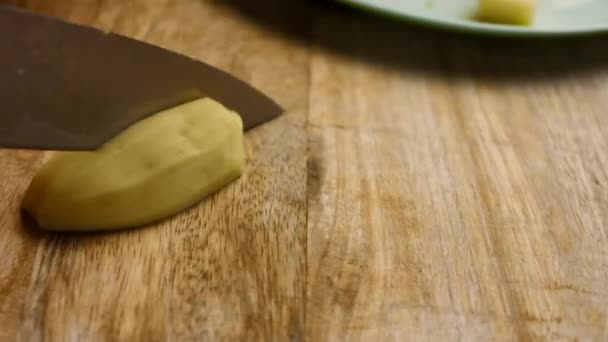 Il cuoco ha tagliato le patate in un'atmosfera molto piacevole. Ricetta video 4k cinematografia — Video Stock