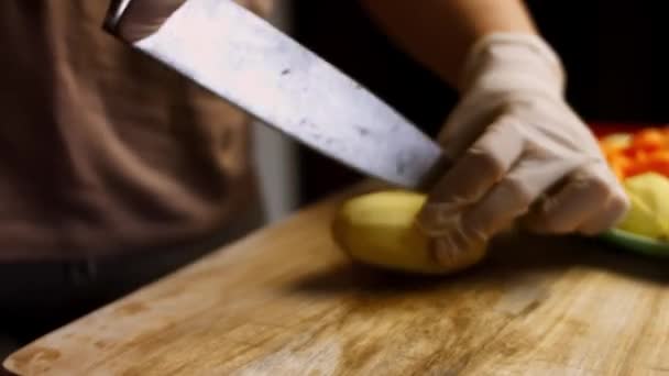 料理人は非常に楽しい雰囲気の中でジャガイモを切りました。4k撮影ビデオレシピ — ストック動画