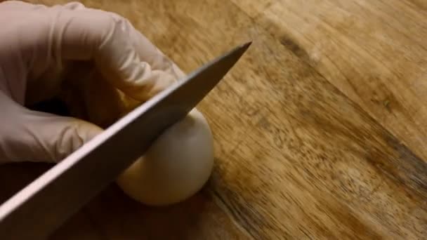 El cocinero cortó la cebolla en un ambiente muy agradable. 4k cinematografía video receta — Vídeo de stock