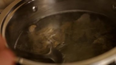 Kaynar suya sığır eti dök. 4k görüntü görüntü tarifi