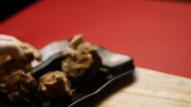 Kaynamış eti parçalara ayır. 4k görüntü görüntü tarifi