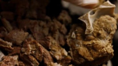 Kaynatmak için sebze koydum. Kremalı çorba hazırlarım. 4k görüntü görüntü tarifi