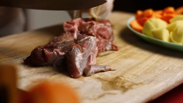 Kocken skär nötkött i mycket trevlig atmosfär. 4k kinematografi video recept — Stockvideo