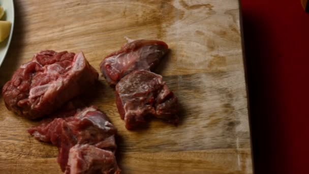 Kuchař krájí hovězí maso ve velmi příjemné atmosféře. 4k kinematografie video recept — Stock video