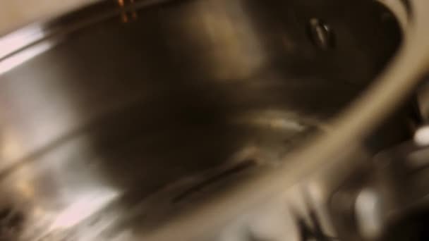 Salz in kochendes Wasser gießen. 4k-Kinematographie-Videorezept — Stockvideo