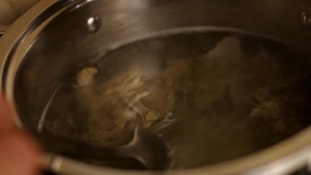 Vierta la carne de res en agua hirviendo. 4k cinematografía video receta — Vídeo de stock