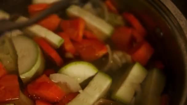 我把蔬菜煮沸.我准备奶油汤.4k电影胶片配方 — 图库视频影像