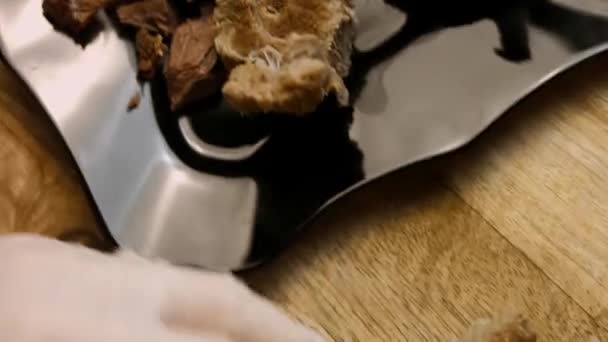 Kuchař loupe brambory ve velmi příjemné atmosféře. 4k kinematografie video recept — Stock video