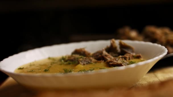 おいしい簡単な牛肉クリームスープ新しいお母さんのための牛肉の肉を魔女。4kビデオレシピ — ストック動画